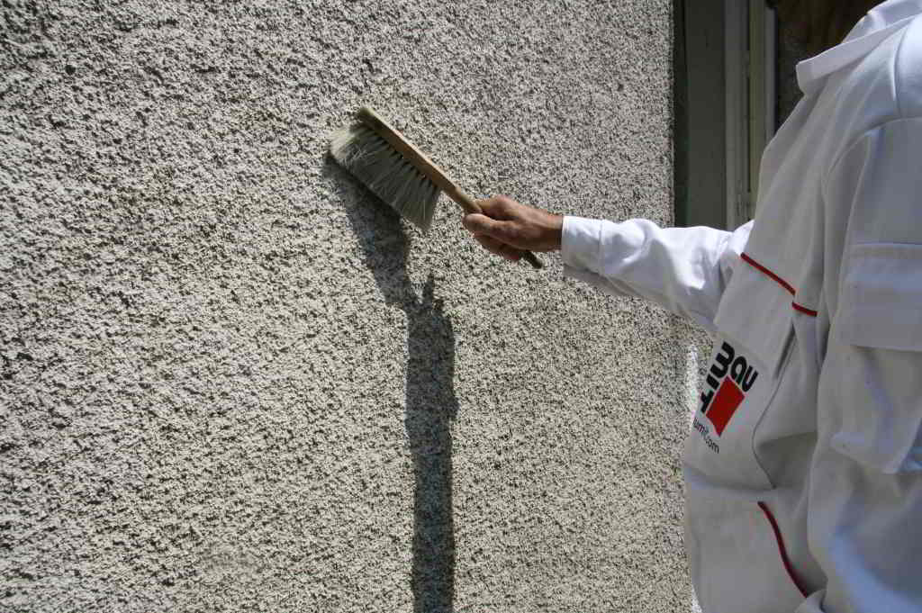 Čiščenje fasade s krtačo